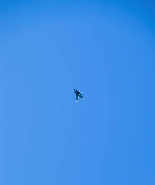 De vechter in de blauwe hemel. Vliegen met een vliegtuig — Stockfoto