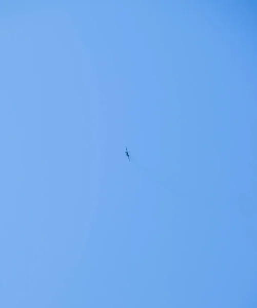 O lutador no céu azul. Pilotar um avião — Fotografia de Stock