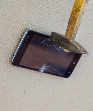 Çekiç ve smartphone. Akıllı telefon, bir kırık ekran ha