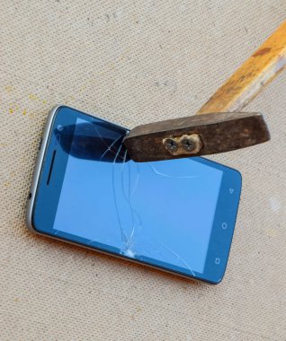 Çekiç ve smartphone. Akıllı telefon, bir kırık ekran ha