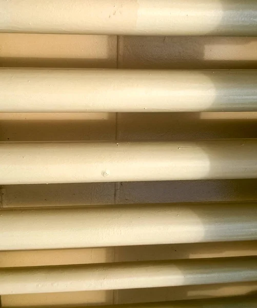 Weiße Rohre in Wandnähe. Flanschverbindung an einem grauen Rohr. pi — Stockfoto