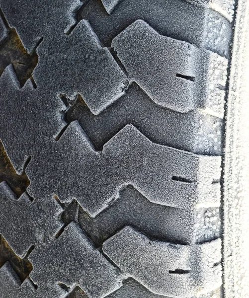 Hoarfrost en una rueda de goma — Foto de Stock