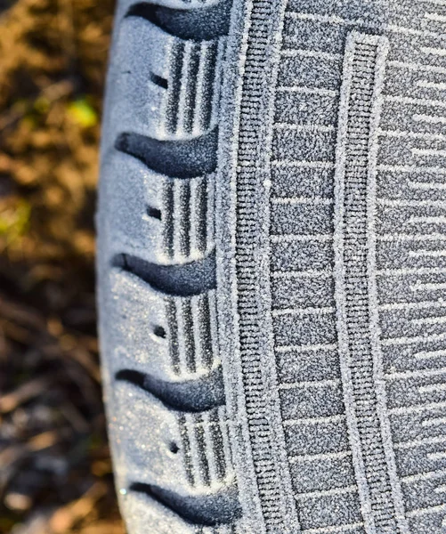 Hoarfrost em uma roda de pneus de borracha — Fotografia de Stock