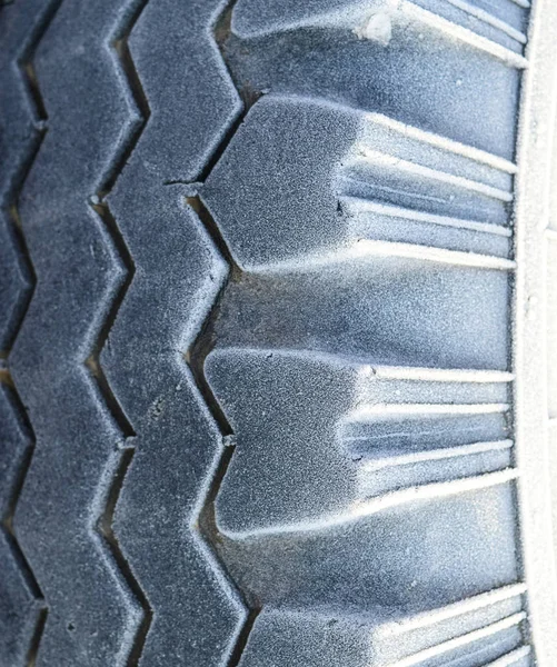 Le givre sur une roue de pneu en caoutchouc — Photo