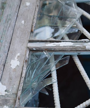 Kırık gözlüklü pencereler