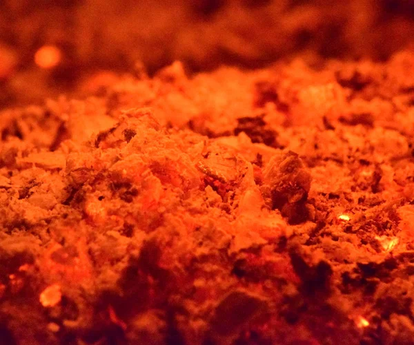 Heiße Kohlen im Ofen — Stockfoto