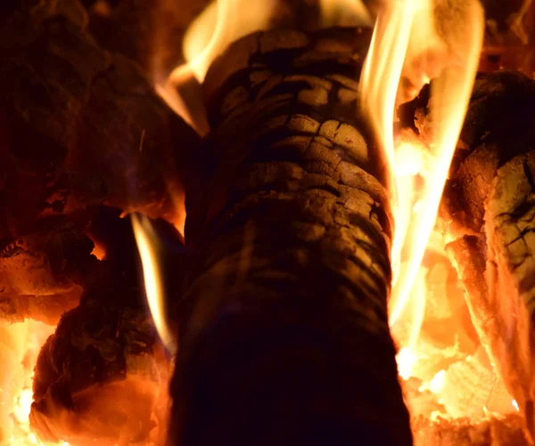 Gorące węgle w piecu — Zdjęcie stockowe