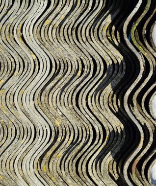 Oluklu kayrak bir yığın olup, yan görünümü arka plan dokusu kayrak yatıyor.