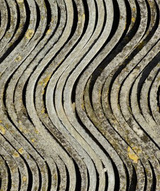 Oluklu kayrak bir yığın olup, yan görünümü arka plan dokusu kayrak yatıyor.