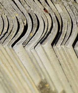 Eski kayrak bir yığın düzgünce katlanmış. Arduvaz arka plan. Eski binanın enkaz