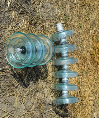 Cam izolatörler yüksek gerilim İzolatörleri. Yüksek voltajlı elektrik hatları kurulumu