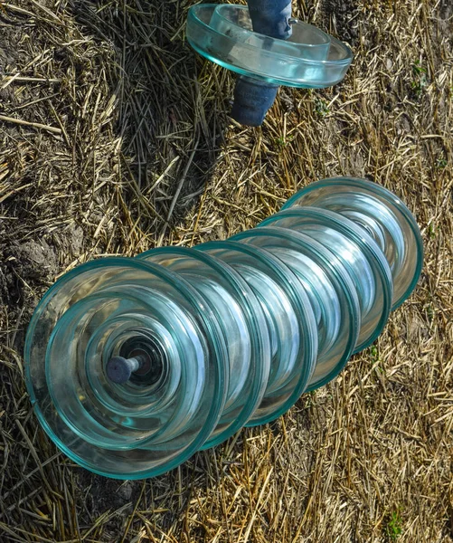 Nagyfeszültségű szigetelő üveg szigetelők. Nagyfeszültségű távvezetékek szerelése — Stock Fotó