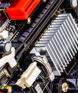 Elektrik bileşenleri olan elektronik bir tahta. Bilgisayar donanımının elektroniği