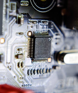 Elektrik bileşenleri olan elektronik bir tahta. Bilgisayar donanımının elektroniği