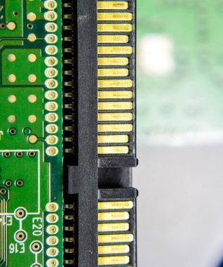 SATA sabit disk konektörü elektronik pano elektrik bileşenleri ile. Bilgisayar donanımları, elektronik