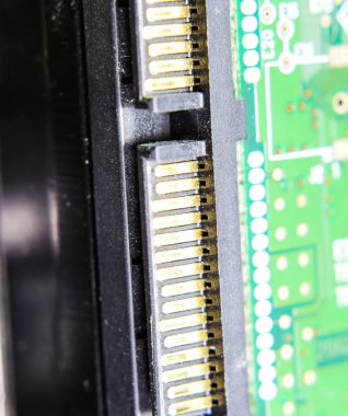 SATA sabit disk konektörü elektronik pano elektrik bileşenleri ile. Bilgisayar donanımları, elektronik