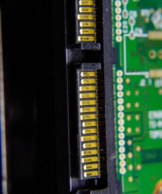SATA sabit disk konektörü elektronik pano elektrik bileşenleri ile. Bilgisayar donanımları, elektronik