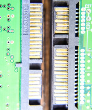 SATA sabit disk konektörü elektronik pano elektrik bileşenleri ile. Bilgisayar donanımları, elektronik