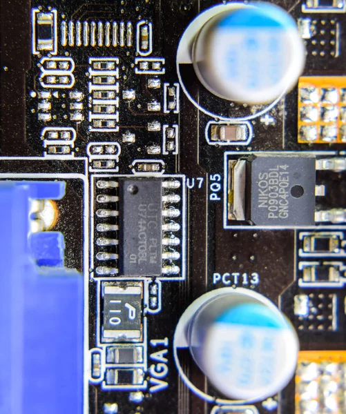 Papan elektronik dengan komponen listrik. Elektronik peralatan komputer — Stok Foto