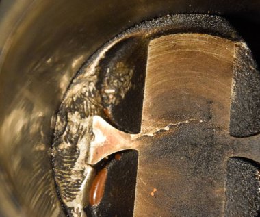 Motor piston sistemi demonte. Piston silindir var vida üzerinden izler. Parmak izi cıvata iplik.