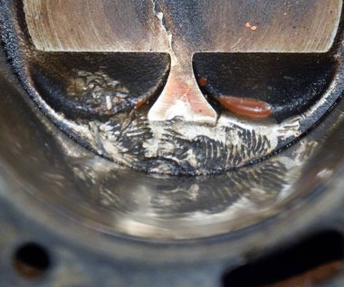 Motor piston sistemi demonte. Piston silindir var vida üzerinden izler. Parmak izi cıvata iplik.