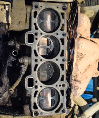 Demonte otomobil motoru. Motoru tamir Vaz. Eski araba.