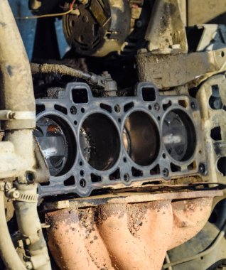 Demonte otomobil motoru. Motoru tamir Vaz. Eski araba.