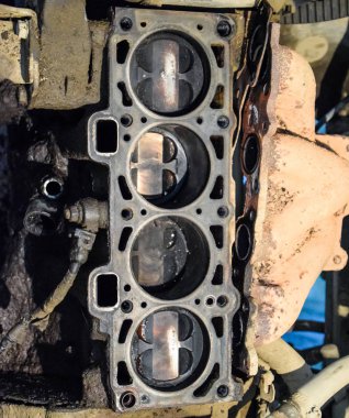 Demonte otomobil motoru. Motoru tamir Vaz. Eski araba.