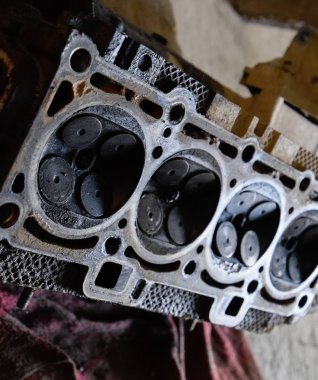 Valf motor vana kutusu kaldırılan kapağında bir depozit içinde.