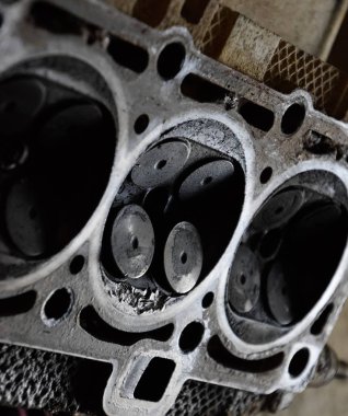 Valf motor vana kutusu kaldırılan kapağında bir depozit içinde.