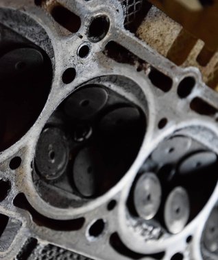 Valf motor vana kutusu kaldırılan kapağında bir depozit içinde.