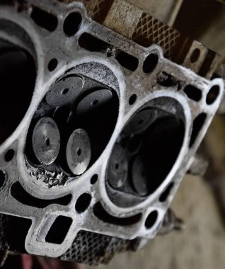 Valf motor vana kutusu kaldırılan kapağında bir depozit içinde.