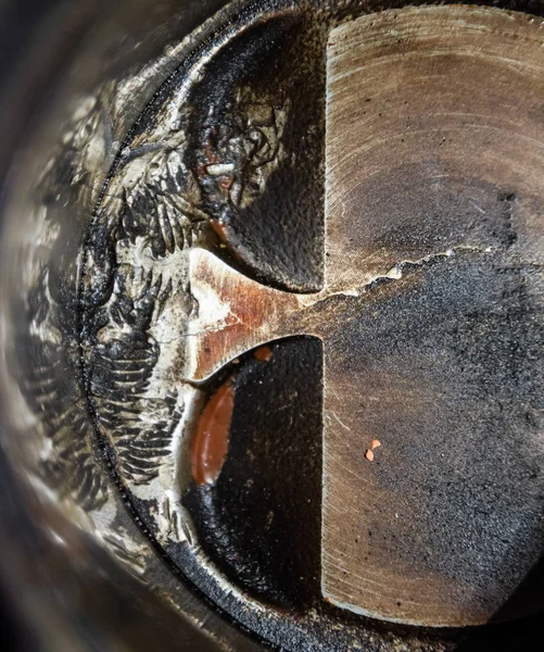 Motor piston sistemi demonte. Piston silindir var vida üzerinden izler. Parmak izi cıvata iplik.