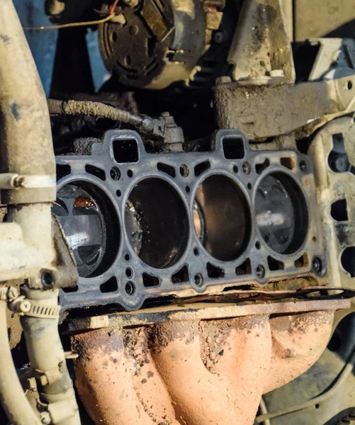 Demonte otomobil motoru. Motoru tamir Vaz. Eski araba.