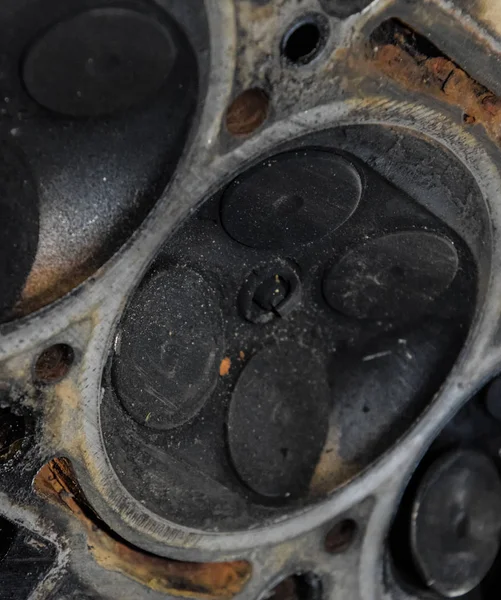 Válvula en un depósito en la tapa retirada de la caja de válvulas del motor . — Foto de Stock
