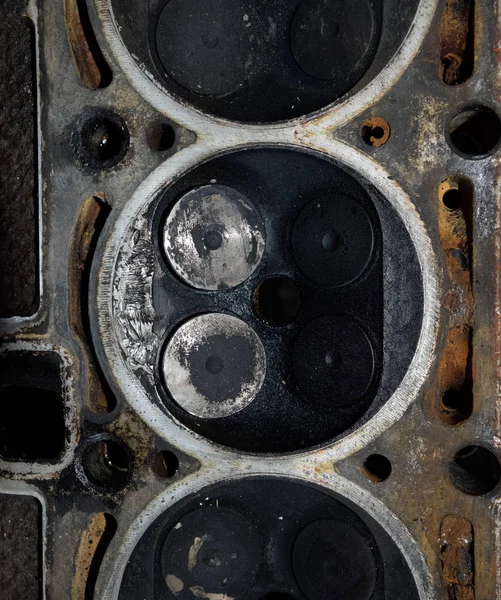 Ventil in einer Ablagerung auf dem entfernten Deckel der Motorventilbox. — Stockfoto
