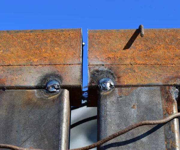 Metal kare boruların kaynağı ile bağlantı — Stok fotoğraf