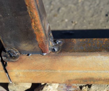 Metal kare boruların kaynağı ile bağlantı