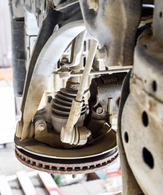 Sahte araba için bir yüz. Araba tamiri. Araba görünümü aşağıdan