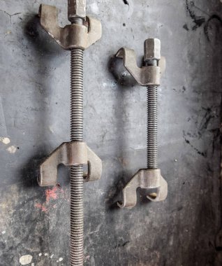 Yaylar için vidalar. Bir aygıt springs sıkılaştırma.