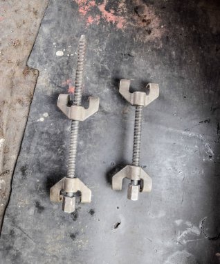 Yaylar için vidalar. Bir aygıt springs sıkılaştırma.