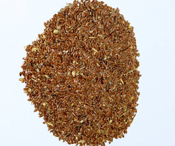 Sementes de linho. Armazenamento de sementes de linho. Linho, cultura de óleo essencial. Um punhado de sementes de linho . — Fotografia de Stock
