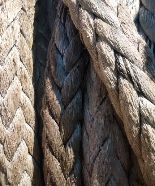 Uma corda. Corda de amarração. Corda para fixação de navios e carga — Fotografia de Stock