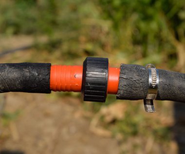 Bahçesulama için hortum bağlantısı. Sulama hortumu ve acces