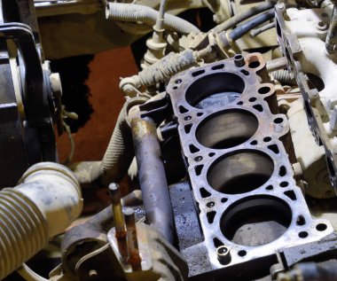 Dört silindirli motor silindir bloğu. Demonte mot