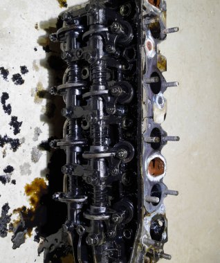 Silindir bloğunun başı. Silindir bloğunun başı tamir için motordan çıkarıldı. Motor yağının parçaları. Araç motoru tamiri serviste.