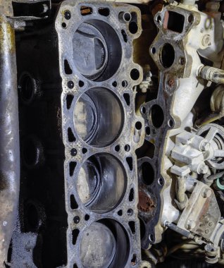 Dört silindirli motorun silindir bloğu. Tamir için parçalanmış motorlu araç. Motor yağının parçaları. Araç motoru tamiri serviste.