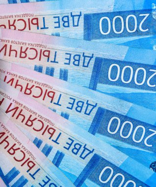 Rus parası banknotların nominal değeri iki bin. Rusya'nın bankanın yeni bilet. Rus parası.