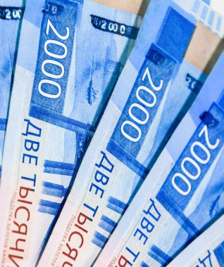 Rus parası banknotların nominal değeri iki bin. Rusya'nın bankanın yeni bilet. Rus parası.