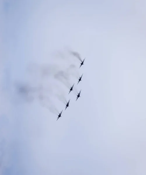 在克拉斯诺达尔机场飞行学校上空的航空展。在捍卫祖国荣誉的航展。米格-29 在天空中. — 图库照片